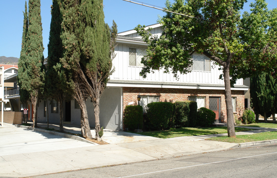 321 E Dryden St in Glendale, CA - Building Photo