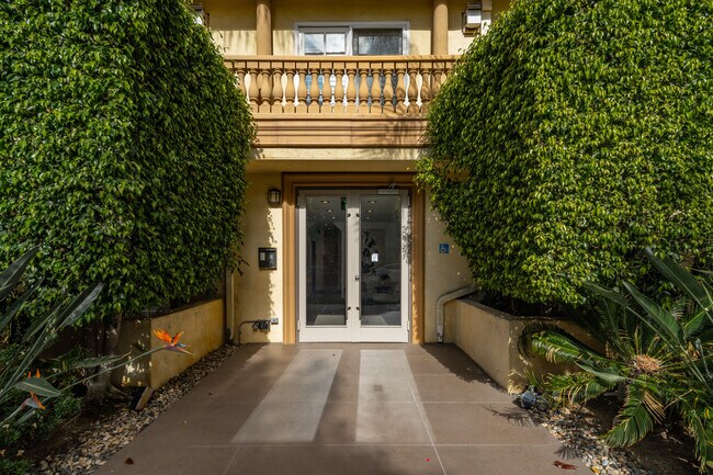 Residential Condominium in Los Angeles, CA - Building Photo - Building Photo