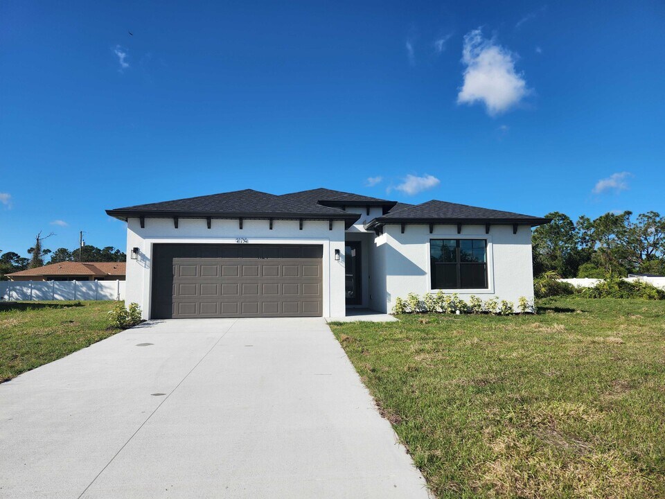 4124 Mermell Cir in North Port, FL - Foto de edificio