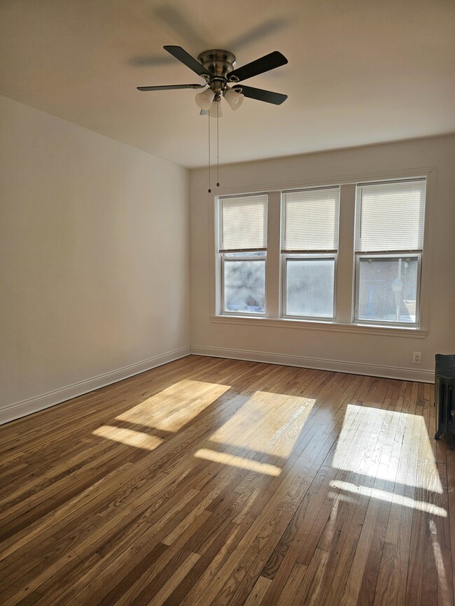 1026 W Loyola Ave, Unit 1 in Chicago, IL - Foto de edificio - Building Photo