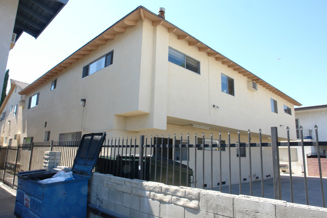 7516 Canby Ave in Reseda, CA - Building Photo - Building Photo