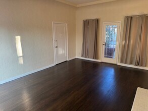 2203 S Harcourt Ave, Unit 2205 in Los Angeles, CA - Foto de edificio - Building Photo