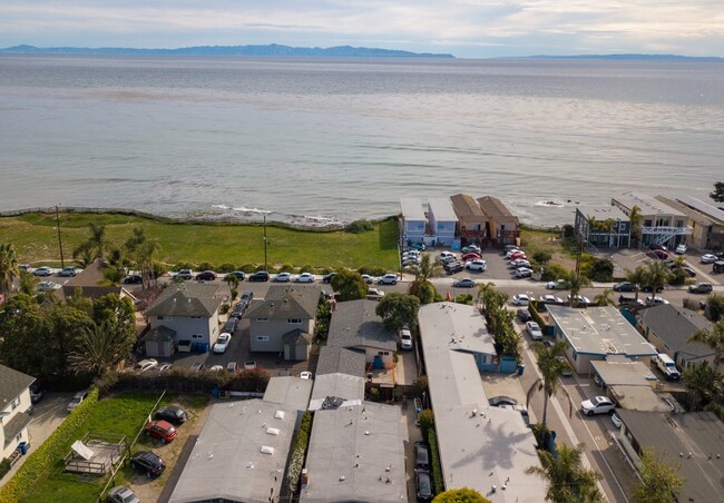 6746 Del Playa Dr in Goleta, CA - Building Photo - Building Photo