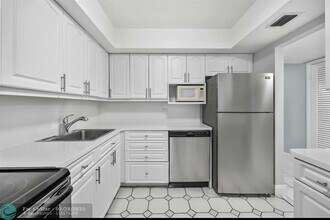 6100 S Falls Cir Dr in Lauderhill, FL - Building Photo - Building Photo