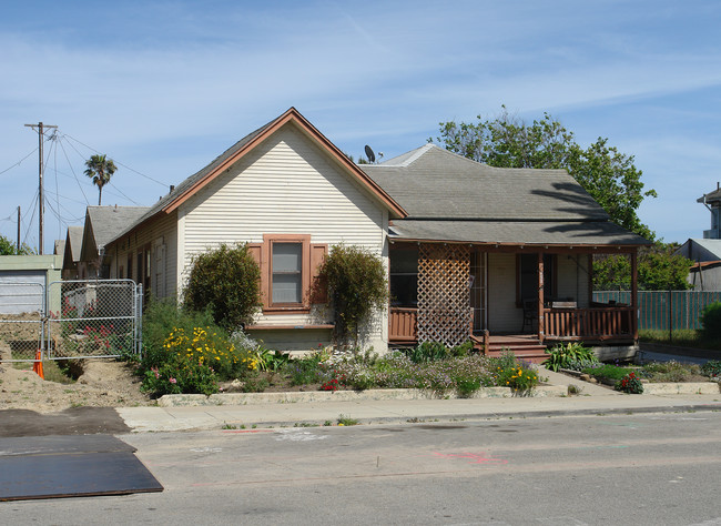 252 S Ash St in Ventura, CA - Foto de edificio - Building Photo