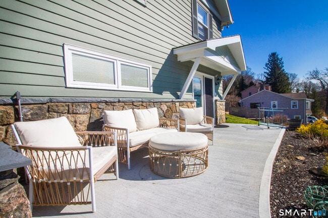 14 Lake Dr N in New Fairfield, CT - Building Photo - Building Photo