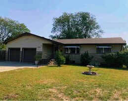 1013 Cedar St in Junction City, KS - Building Photo