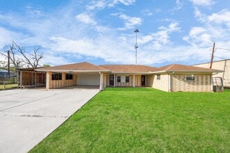 4402 Ludwig Ln in Stafford, TX - Foto de edificio - Building Photo