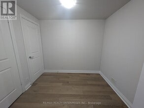 1055 Southdown Rd in Mississauga, ON - Building Photo - Building Photo