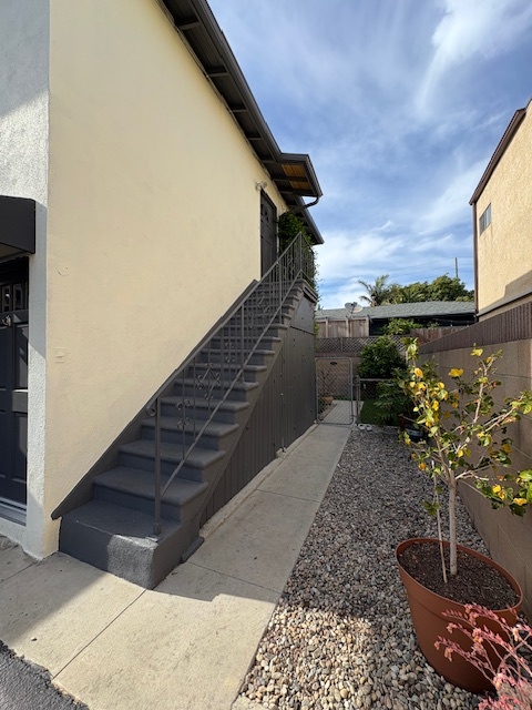 2421 Carnegie Ln, Unit B in Redondo Beach, CA - Building Photo