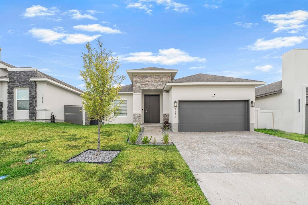 1416 Eagles Ln in Laredo, TX - Building Photo