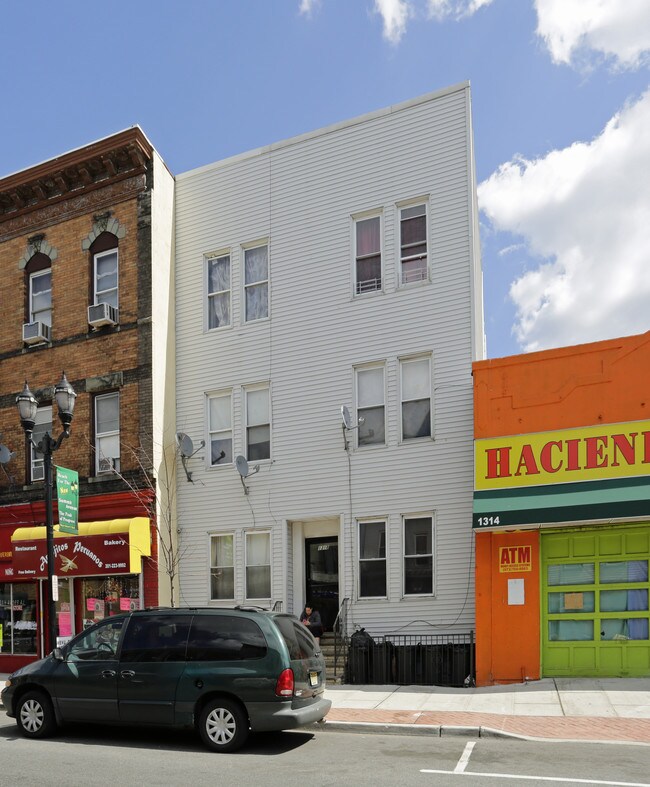 1318 Summit Ave in Union City, NJ - Foto de edificio - Building Photo