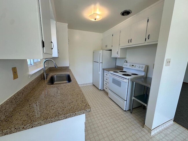 3939 Pacific Blvd, Unit 3 in San Mateo, CA - Building Photo - Building Photo