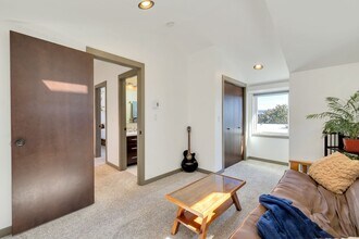 4022 Pasadena Pl NE in Seattle, WA - Building Photo - Building Photo