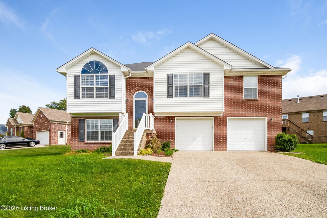 156 John Court in Mount Washington, KY - Building Photo