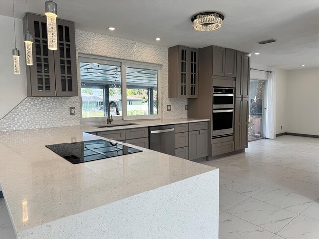 6311 NE 20th Way in Fort Lauderdale, FL - Foto de edificio - Building Photo