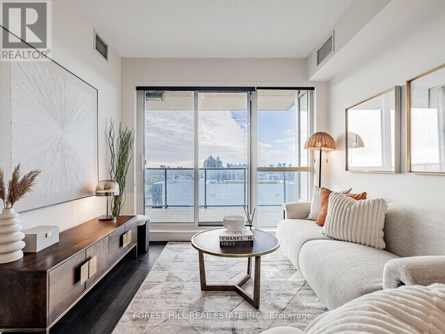 27 McMahon Dr in Toronto, ON - Building Photo - Building Photo