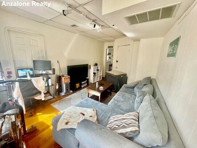 11 Charter St in Boston, MA - Building Photo