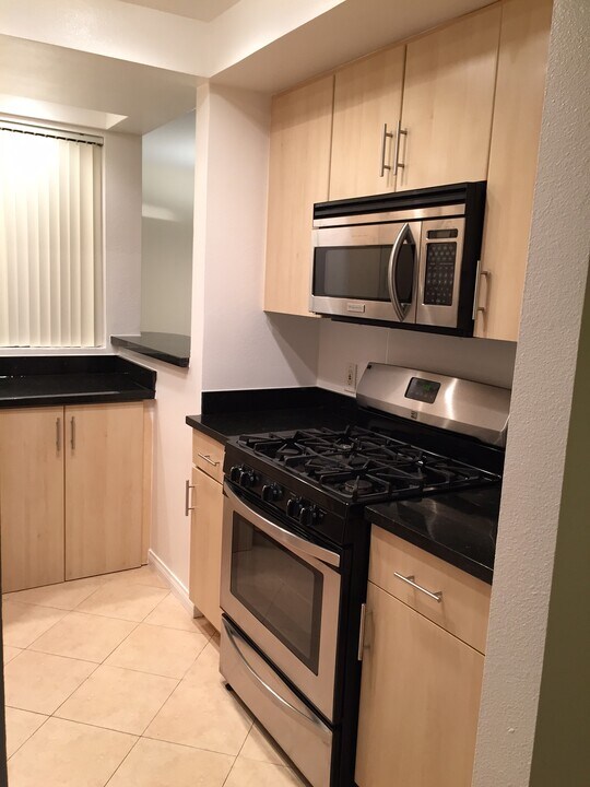 7826 Topanga Canyon Blvd, Unit 208 in Canoga Park, CA - Foto de edificio