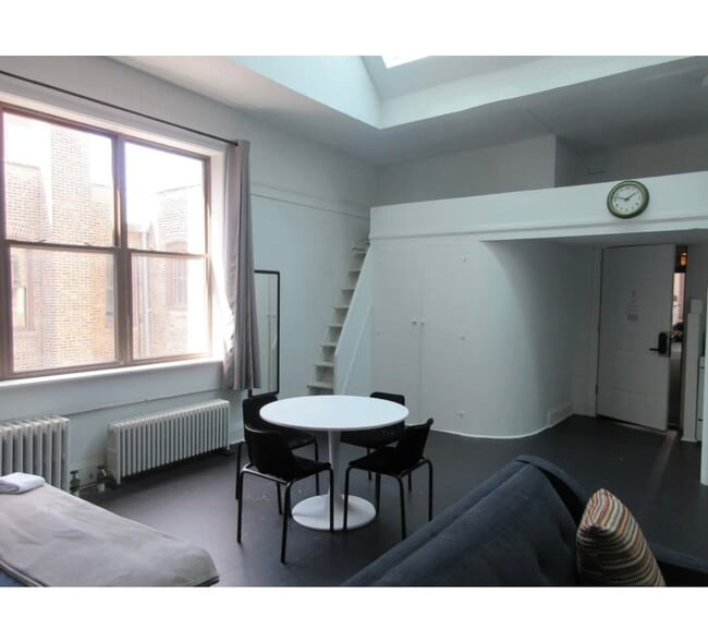 245 W North Ave, Unit 211 in Chicago, IL - Building Photo - Building Photo