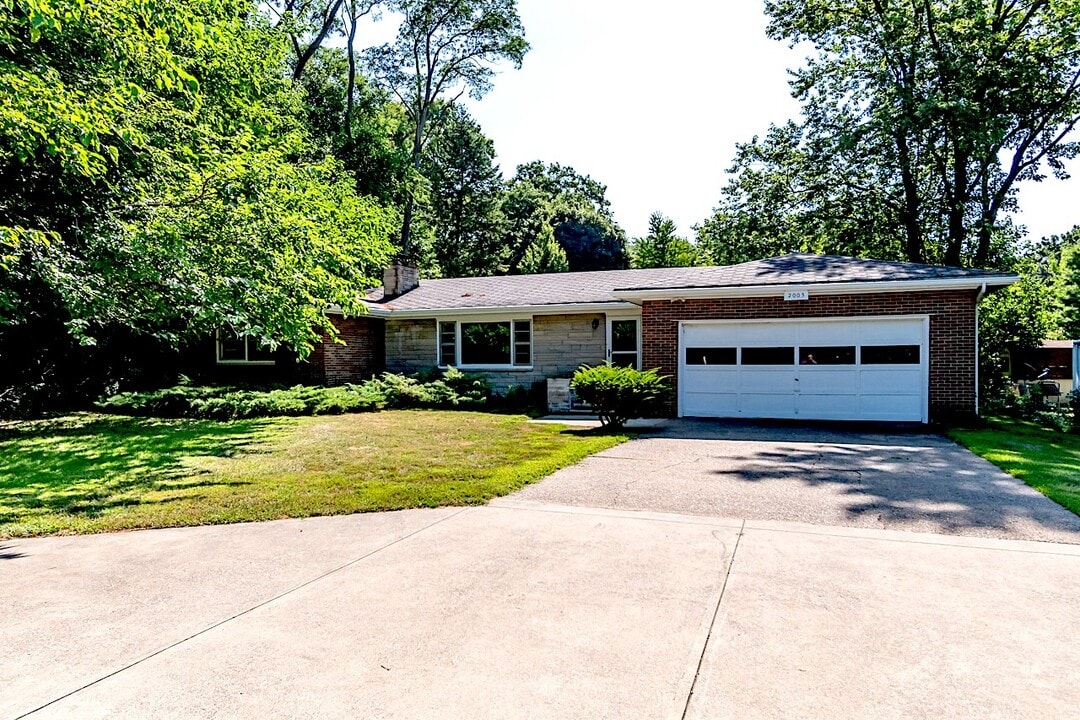 2003 Lakeshore Dr in St. Joseph, MI - Foto de edificio