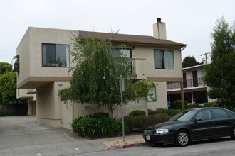 1119 Chula Vista Ave in Burlingame, CA - Foto de edificio - Building Photo