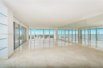 881 Ocean Dr in Key Biscayne, FL - Building Photo - Building Photo