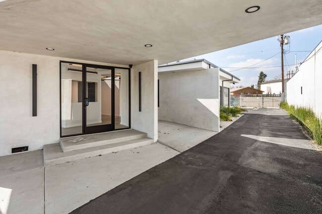 8809 Sunland Blvd