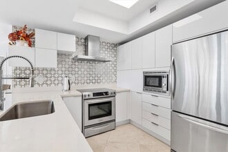 200 Sunny Isles Blvd in Sunny Isles Beach, FL - Building Photo - Building Photo