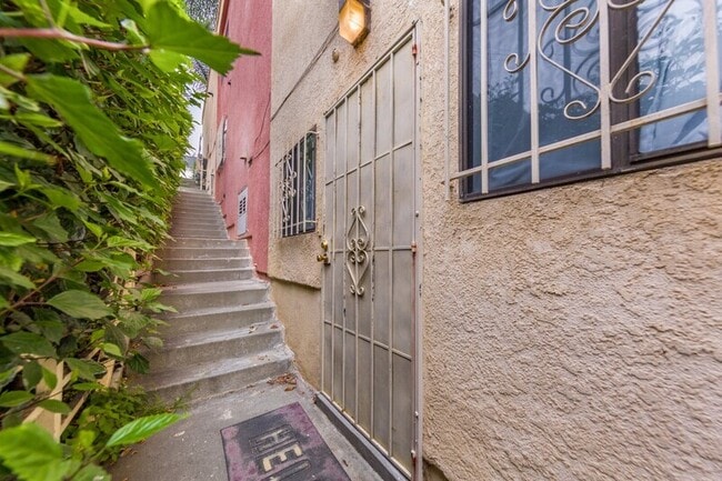 5845 S Mansfield Ave in Los Angeles, CA - Building Photo - Building Photo