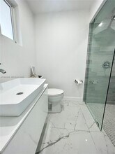 18500 NE 1st Ct in Miami, FL - Foto de edificio - Building Photo