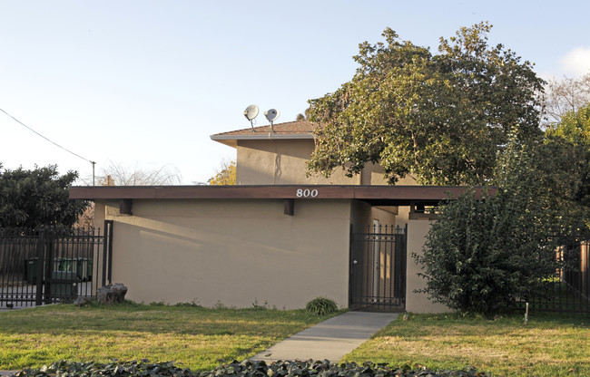 Queen Arms Townhomes in Hayward, CA - Building Photo - Building Photo