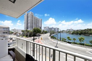 2600 Collins Ave, Unit 307 in Miami Beach, FL - Building Photo