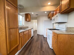 1003 Victoria Ave in Stockton, CA - Building Photo - Building Photo