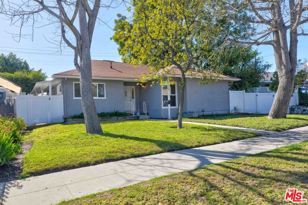 11769 Pearwood Ave in Los Angeles, CA - Building Photo