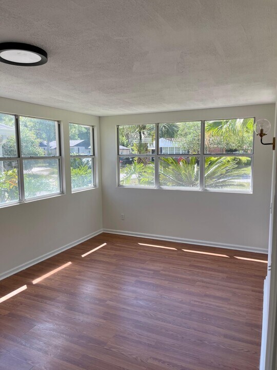 1927 Lakewood Cir N in Jacksonville, FL - Building Photo