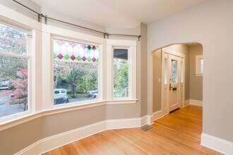 5035 NE 12th Ave in Portland, OR - Building Photo - Building Photo