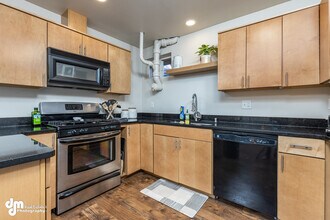 684 Cedar St, Unit B in Anchorage, AK - Foto de edificio - Building Photo