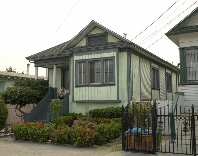 1272 75th Ave in Oakland, CA - Foto de edificio - Building Photo