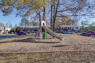 Oakview Terrace in High Point, NC - Building Photo - Building Photo