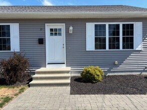 71 Carlton St, Unit 71 Carlton St in Cranston, RI - Foto de edificio - Building Photo