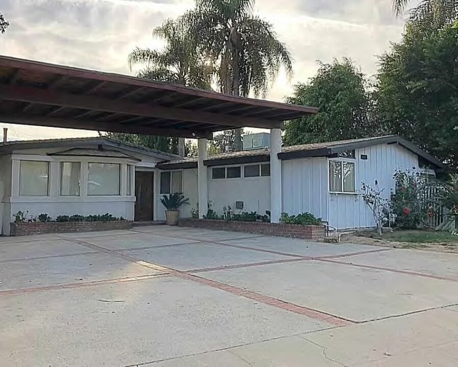 19458 Lanark St in Reseda, CA - Building Photo