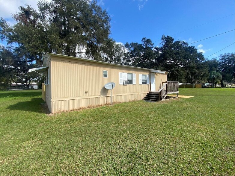 37412 Carringer Rd, Unit 3 in Dade City, FL - Building Photo