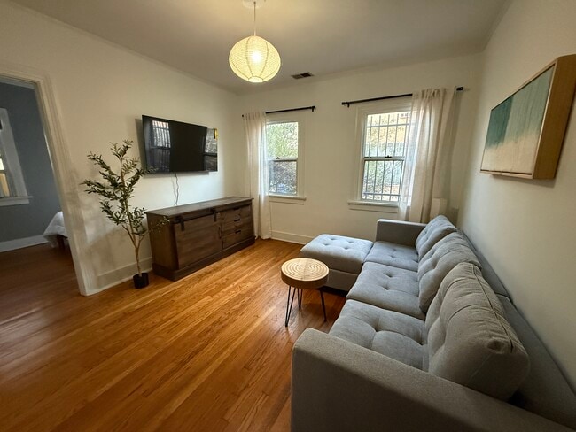 1137 Keniston Ave, Unit NA in Los Angeles, CA - Building Photo - Building Photo