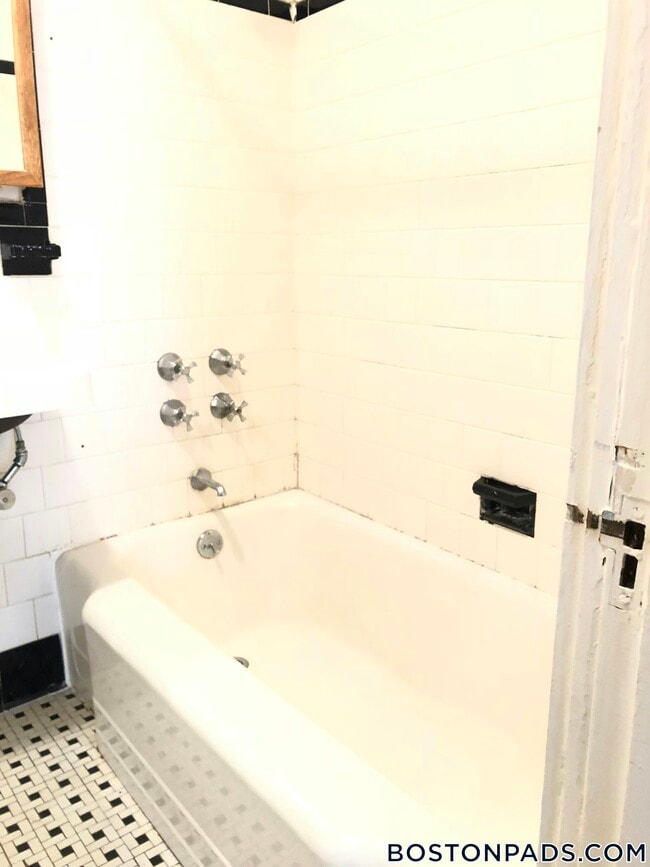 72 Strathmore Rd, Unit 4B in Boston, MA - Foto de edificio - Building Photo