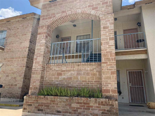1419 E Gustavus St in Laredo, TX - Building Photo - Building Photo