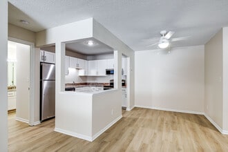 Cedar Hills in Minnetonka, MN - Foto de edificio - Interior Photo