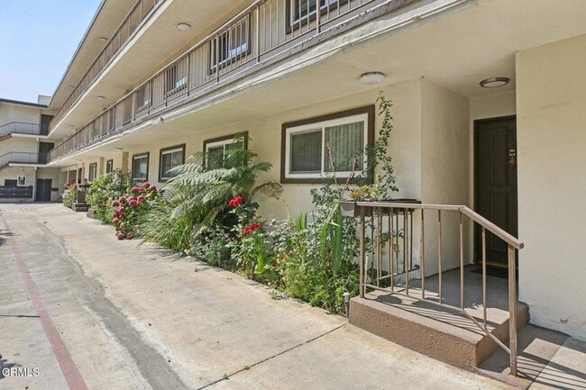 1935 Alpha Rd, Unit 310 in Glendale, CA - Building Photo - Building Photo
