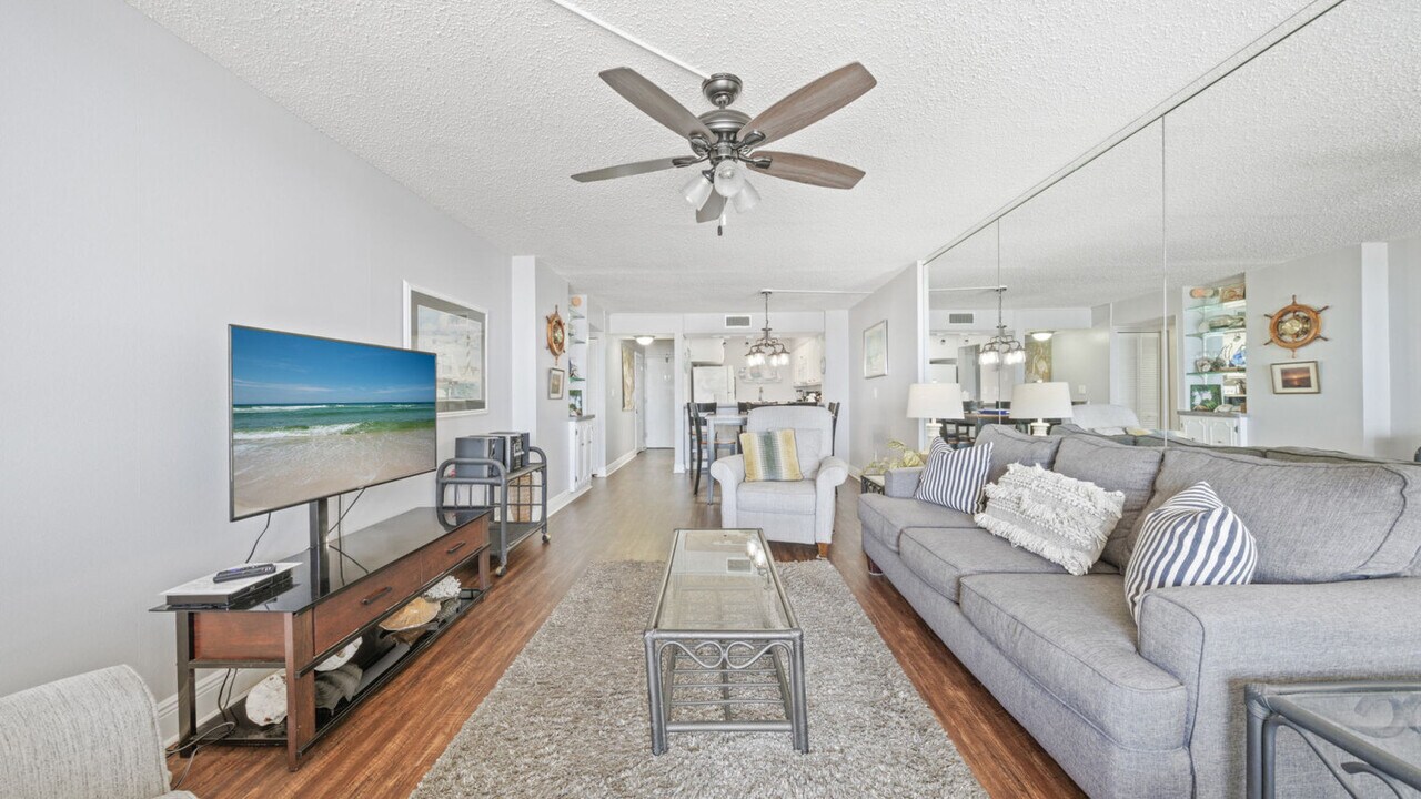 7205 Thomas Dr in Panama City Beach, FL - Building Photo