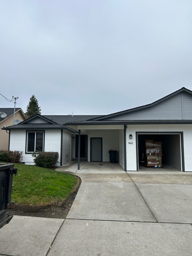 941 Laurel St in Central Point, OR - Building Photo - Building Photo
